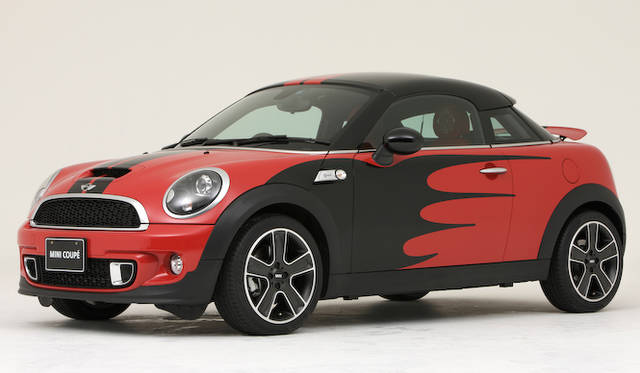 <strong>HOTEI x MINI Coupe｜布袋寅泰×ミニ・クーペ</strong><br />赤と黒をベースに、布袋氏のギターを模した「ブラック・ファイヤー・モデル」