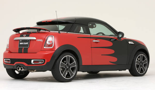 <strong>HOTEI x MINI Coupe｜布袋寅泰×ミニ・クーペ</strong><br />赤と黒をベースに、布袋氏のギターを模した「ブラック・ファイヤー・モデル」