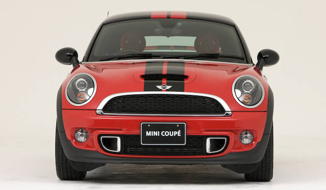 <strong>HOTEI x MINI Coupe｜布袋寅泰×ミニ・クーペ</strong><br />赤と黒をベースに、布袋氏のギターを模した「ブラック・ファイヤー・モデル」