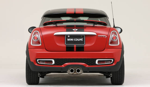 <strong>HOTEI x MINI Coupe｜布袋寅泰×ミニ・クーペ</strong><br />赤と黒をベースに、布袋氏のギターを模した「ブラック・ファイヤー・モデル」