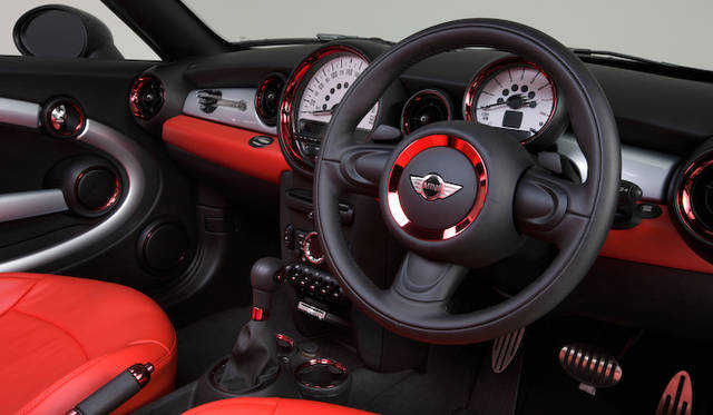 <strong>HOTEI x MINI Coupe｜布袋寅泰×ミニ・クーペ</strong><br />リングはひとつひとつ取り外して塗装されている