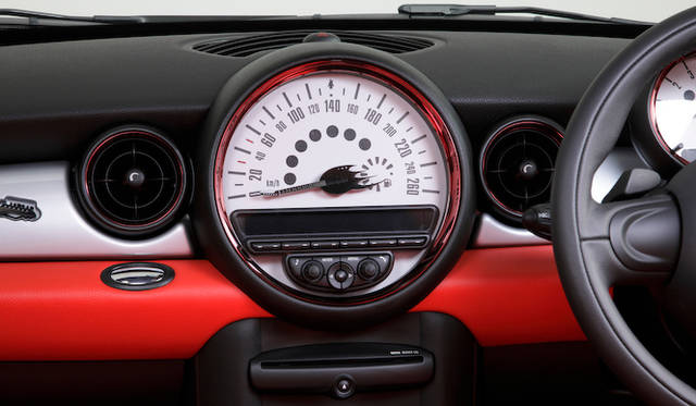 <strong>HOTEI x MINI Coupe｜布袋寅泰×ミニ・クーペ</strong><br />スピードメーターの針も布袋氏のギターだ