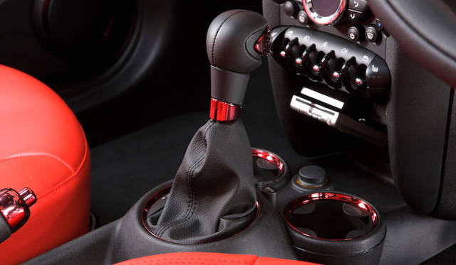 <strong>HOTEI x MINI Coupe｜布袋寅泰×ミニ・クーペ</strong><br />本来シルバーであるあらゆる部分が、赤いキャンディーカラーに