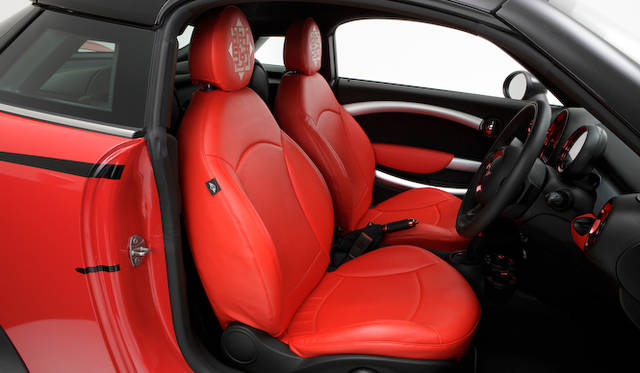 <strong>HOTEI x MINI Coupe｜布袋寅泰×ミニ・クーペ</strong><br />シートは真っ赤なレザー