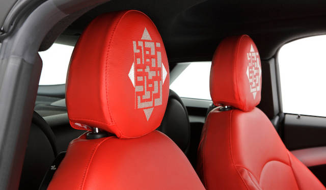 <strong>HOTEI x MINI Coupe｜布袋寅泰×ミニ・クーペ</strong><br />シートは真っ赤なレザー