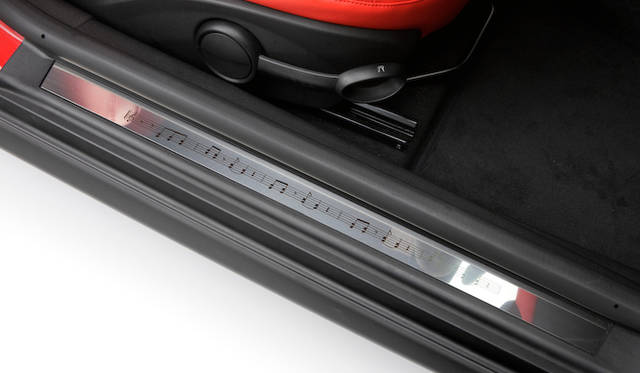 <strong>HOTEI x MINI Coupe｜布袋寅泰×ミニ・クーペ</strong><br />サイドシルには楽譜