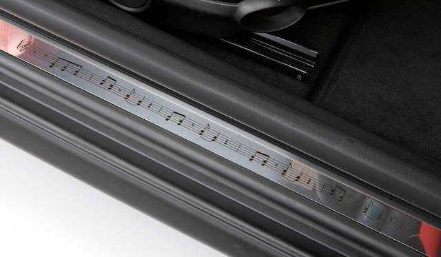 <strong>HOTEI x MINI Coupe｜布袋寅泰×ミニ・クーペ</strong><br />サイドシルには楽譜