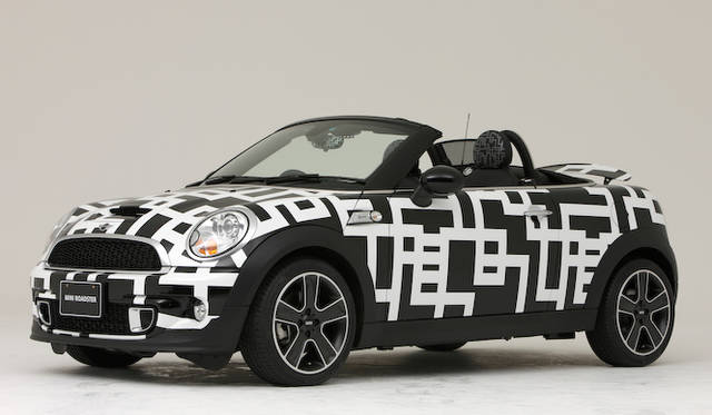 <strong>HOTEI x MINI Coupe Roadster｜布袋寅泰×ミニ・ロードスター</strong><br />黒に白い幾何学模様を描いた「ギタリズム・モデル」