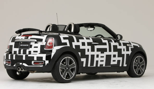 <strong>HOTEI x MINI Coupe Roadster｜布袋寅泰×ミニ・ロードスター</strong><br />黒に白い幾何学模様を描いた「ギタリズム・モデル」