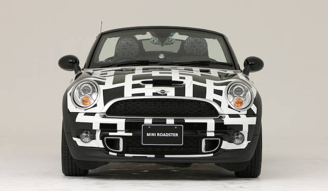 <strong>HOTEI x MINI Coupe Roadster｜布袋寅泰×ミニ・ロードスター</strong><br />黒に白い幾何学模様を描いた「ギタリズム・モデル」