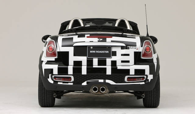 <strong>HOTEI x MINI Coupe Roadster｜布袋寅泰×ミニ・ロードスター</strong><br />黒に白い幾何学模様を描いた「ギタリズム・モデル」