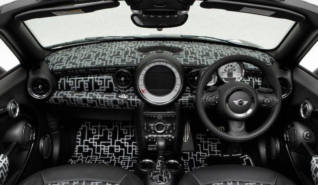 <strong>HOTEI x MINI Coupe Roadster｜布袋寅泰×ミニ・ロードスター</strong><br />白い幾何学模様はインテリアの細部までほどこされる