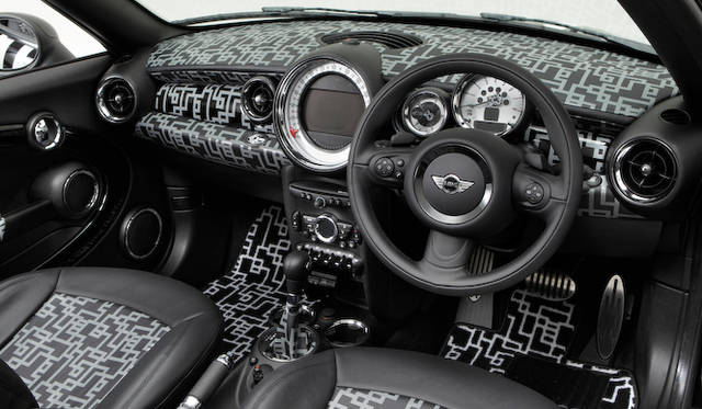 <strong>HOTEI x MINI Coupe Roadster｜布袋寅泰×ミニ・ロードスター</strong><br />白い幾何学模様はインテリアの細部までほどこされる
