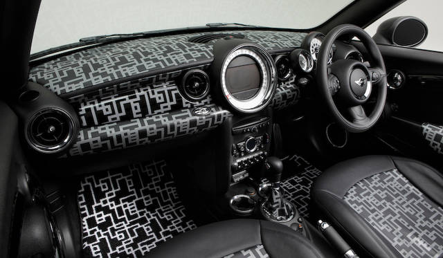 <strong>HOTEI x MINI Coupe Roadster｜布袋寅泰×ミニ・ロードスター</strong><br />白い幾何学模様はインテリアの細部までほどこされる