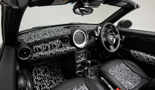 <strong>HOTEI x MINI Coupe Roadster｜布袋寅泰×ミニ・ロードスター</strong><br />白い幾何学模様はインテリアの細部までほどこされる