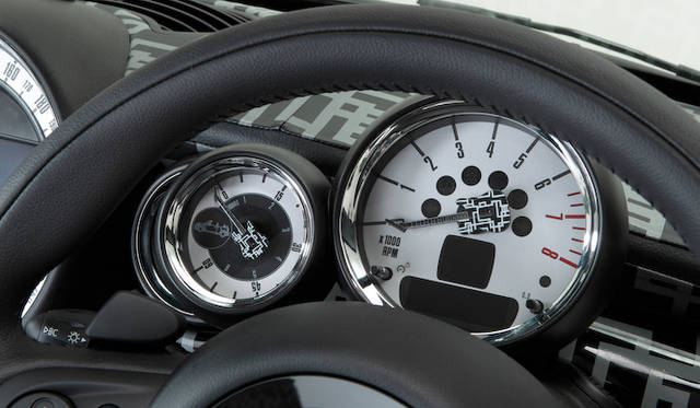 <strong>HOTEI x MINI Coupe Roadster｜布袋寅泰×ミニ・ロードスター</strong><br />タコメーターの針は、布袋氏のギターを模している。左にある、屋根を開けている時間を計測する「オールウェイズ・オープン・タイマー」の針もギターだ