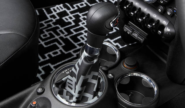 <strong>HOTEI x MINI Coupe Roadster｜布袋寅泰×ミニ・ロードスター</strong><br />シフトレバーのブーツにまで模様が