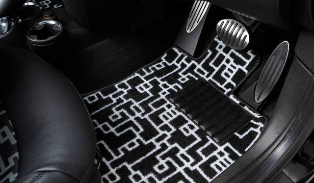 <strong>HOTEI x MINI Coupe Roadster｜布袋寅泰×ミニ・ロードスター</strong><br />フロアカーペットも一面に模様が敷かれる