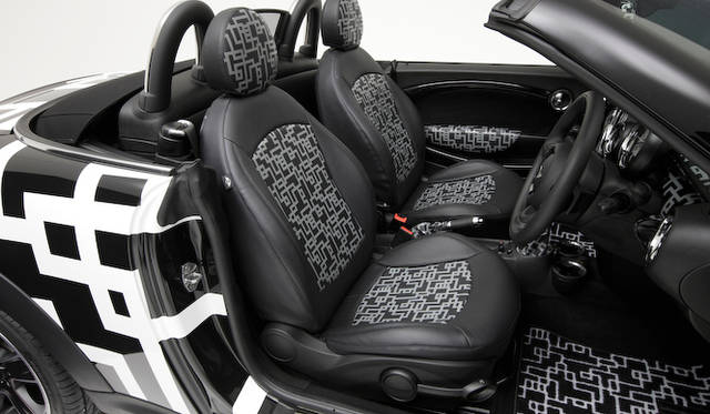 <strong>HOTEI x MINI Coupe Roadster｜布袋寅泰×ミニ・ロードスター</strong><br />レザーシートにも模様