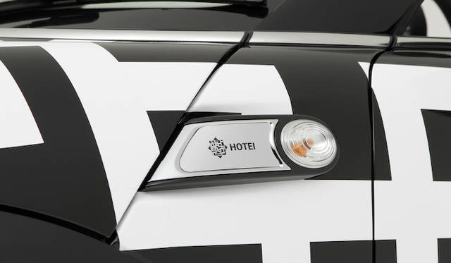 <strong>HOTEI x MINI Coupe Roadster｜布袋寅泰×ミニ・ロードスター</strong><br />左右のフロントフェンダー後部にあるサイド・スカットルには「HOTEI」ロゴがしるされる