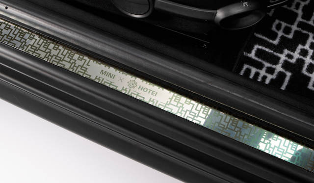 <strong>HOTEI x MINI Coupe Roadster｜布袋寅泰×ミニ・ロードスター</strong><<br />サイドシルには、パターンと「MINI x HOTEI」