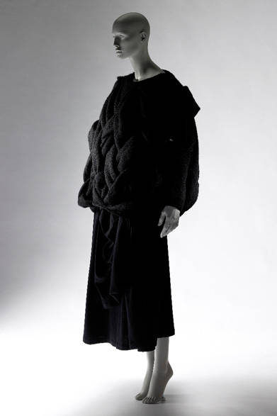 <strong>ART│『Future Beauty 日本ファッションの未来性』展</strong>　川久保玲（コム・デ・ギャルソン） 1983年秋冬　京都服飾文化研究財団所蔵、株式会社コム デ ギャルソン寄贈、林雅之撮影