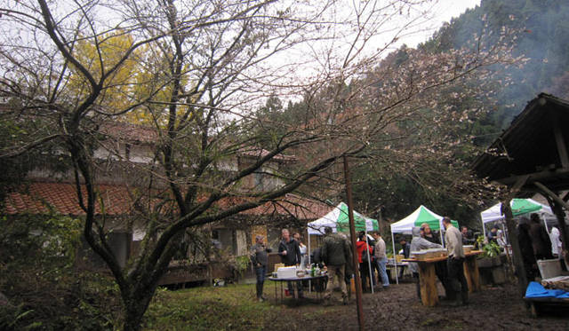 <strong>COOK IT RAW｜クック・イット・ロゥ</strong>　秋桜に出迎えられた、昼食のバーベキュー