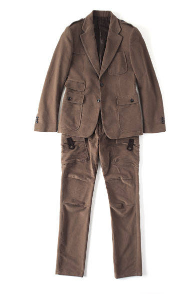 　ジャケット16万2750円、パンツ6万6150円（8月初旬発売予定／ともにトラサルディ1911／阪急MEN’S TOKYO）