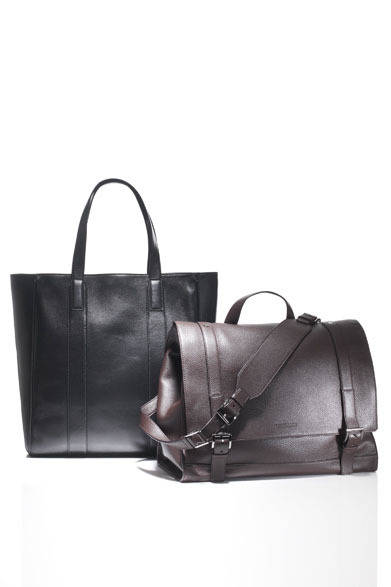 　右／バッグ9万300円、左／20万4750円（8月中旬発売予定／ともにトラサルディ1911／阪急MEN’S TOKYO）