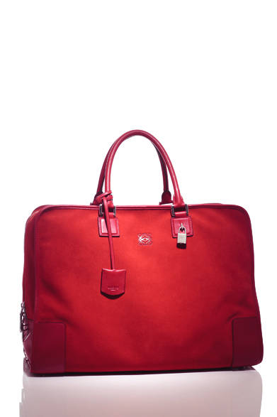 　アマソナ ウィークエンダー（ブライトレッド／W50×H36×D23cm）30万4500円（ロエベ／阪急MEN’S TOKYO）