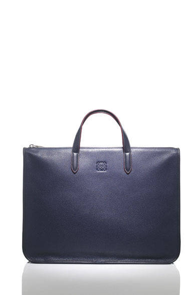 　トレド　ブリーフケース（インディゴ／W42×H30×D7cm）12万6000円（ロエベ／阪急MEN’S TOKYO）
