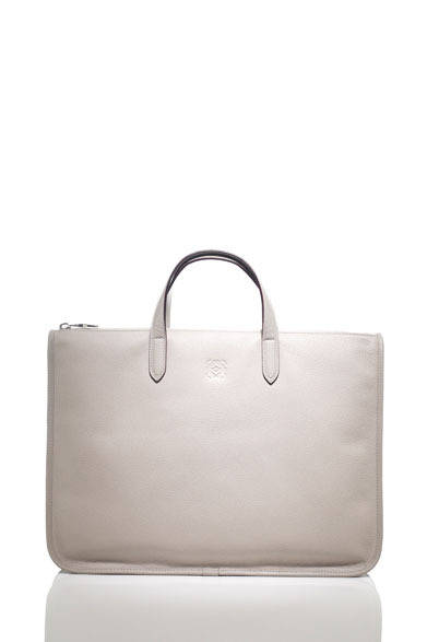 　トレド　ブリーフケース（ストーン／W42×H30×D7cm）12万6000円（ロエベ／阪急MEN’S TOKYO）