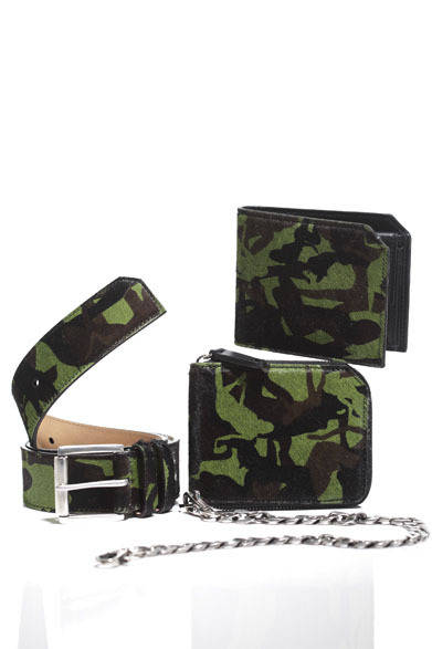 　ベルト3万9900円、チェーン付き財布“CHILTERN”9万9750円、2つ折り財布“ALBANY”6万900円（すべてジミー チュウ／阪急MEN’S TOKYO）