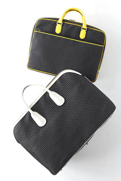 　上／K-VAL ブリーフケース18万9000円（阪急MEN’S TOKYO限定カラー）、下／K-VAL ショッピングバッグ18万3750円（ともにヴァレクストラ／阪急MEN’S TOKYO）