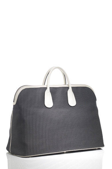 　ヴァレクストラオリジナルのK-VALファブリックとカーフレザーのコンビネーション。K-VAL ショッピングバッグ（白／ほかに黒、オレンジ、ライトグリーン、イエローもあり／9月上旬発売予定）18万3750円（ヴァレクストラ／阪急MEN’S TOKYO）