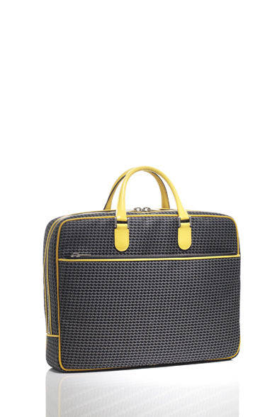 　ヴァレクストラオリジナルのK-VALファブリックとカーフレザーのコンビネーション。明るいイエローのトリミングのバージョンは阪急MEN’S TOKYO限定商品。K-VAL ブリーフケース（イエロートリミング／ほかにホワイト、黒、オレンジ、赤、ライトグリーンもあり／9月上旬発売予定）18万9000円（ヴァレクストラ／阪急MEN’S TOKYO）