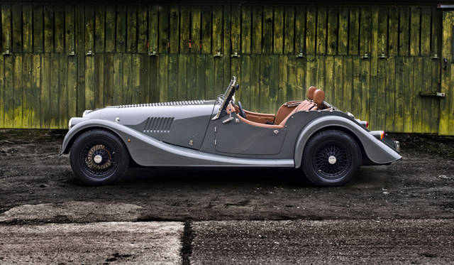 <strong>Morgan Roadster｜モーガン　ロードスター</strong><br />モーガン「プラス8」にかわって2004年に登場したモデル Ford Duratec 30という3リッターV6エンジン（最高出力166ｋW（204ps）/4,900rpm 最大トルク206Nm/4,900rpm）を搭載し 0-100km/h加速4.2秒 最高速度215km/hのスペックを誇る