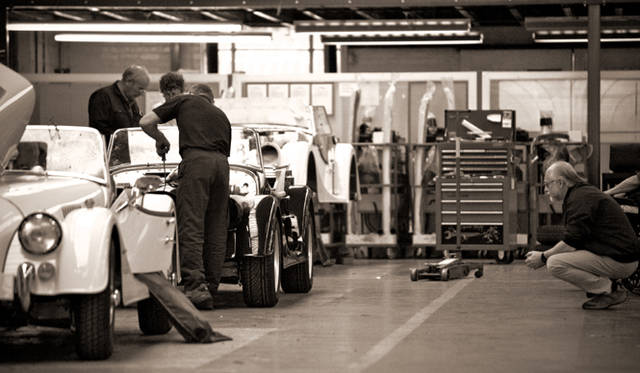 Morgan Motor Companyの工場における製造風景 英国ウスターシャーに位置する
