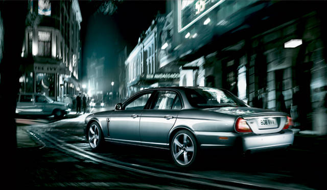 <strong>Jaguar XJ｜ジャガー XJ</strong><br />オールアルミボディにより軽量化を果たした3代目「XJ」 X350とよばれる2003年から07年までつくられた前期型と マイナーチェンジしX358とよばれる2007年から2009年までつくられた後期型がある