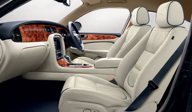 <strong>Jaguar XJ｜ジャガー XJ</strong><br />オールアルミボディにより軽量化を果たした3代目「XJ」 X350とよばれる2003年から07年までつくられた前期型と マイナーチェンジしX358とよばれる2007年から2009年までつくられた後期型がある