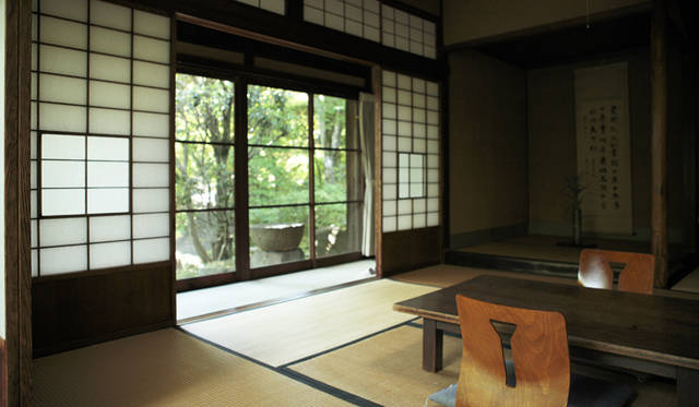 <strong>森の神に会う旅～岐阜県の“ウェルネス・ツーリズム”</strong>　室内はまさに古民家そのままで、いまどきのリノベーション的な宿とは一線を画す風格ある佇まい。古いが清潔で、落ち着きがある