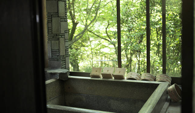 <strong>森の神に会う旅～岐阜県の“ウェルネス・ツーリズム”</strong>　昭和32年、今上天皇が皇太子時代に「長多喜」を訪れた際に建築した外風呂