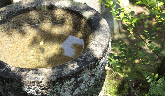 <strong>森の神に会う旅～岐阜県の“ウェルネス・ツーリズム”</strong>　庭にある手水鉢。宿の年月を感じさせる