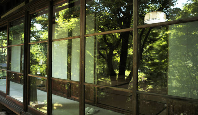 <strong>森の神に会う旅～岐阜県の“ウェルネス・ツーリズム”</strong>　縁側は懐かしいガラスと木のサッシだ