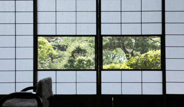 <strong>森の神に会う旅～岐阜県の“ウェルネス・ツーリズム”</strong>　雪見障子からの借景