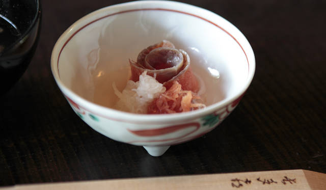 <strong>森の神に会う旅～岐阜県の“ウェルネス・ツーリズム”</strong>　膾「川鱒 人参 大根」。付近で養殖されているマスを使用