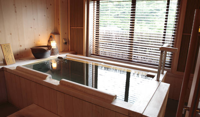 <strong>森の神に会う旅～岐阜県の“ウェルネス・ツーリズム”</strong>　水鳳園の「宵待草の間」にある部屋付きの風呂。十和田石をヒノキで覆ったゆったりサイズの浴槽だ