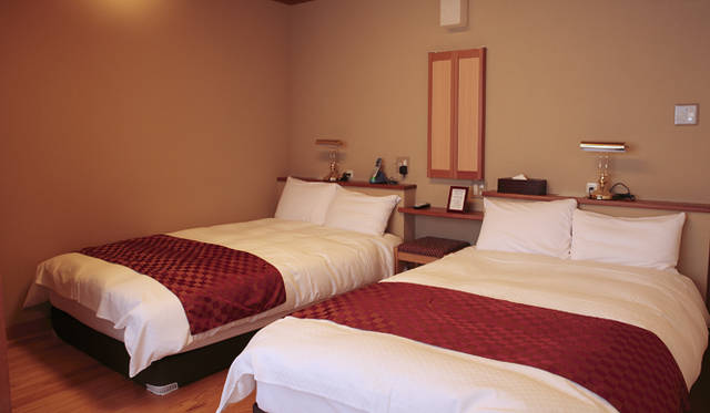 <strong>森の神に会う旅～岐阜県の“ウェルネス・ツーリズム”</strong>　「宵待草の間」は洋和室となっており、寝室にはツインベッドが配置される