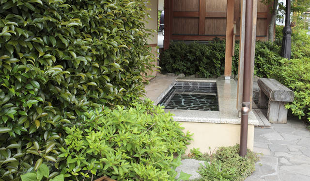 <strong>森の神に会う旅～岐阜県の“ウェルネス・ツーリズム”</strong>　水鳳園の入り口には「下留間（げるま）の足湯」が。その名のとおりゲルマニウム鉱泉である