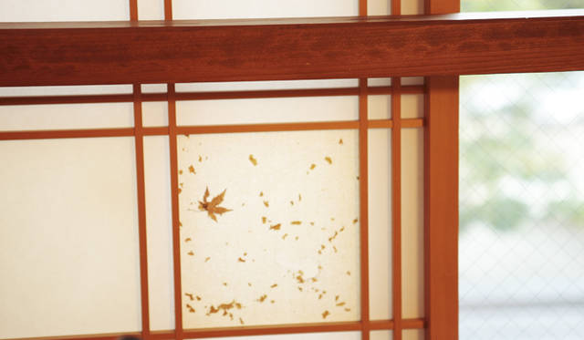 <strong>森の神に会う旅～岐阜県の“ウェルネス・ツーリズム”</strong>　「宵待草の間」。飾り漉き込みの障子紙を使用